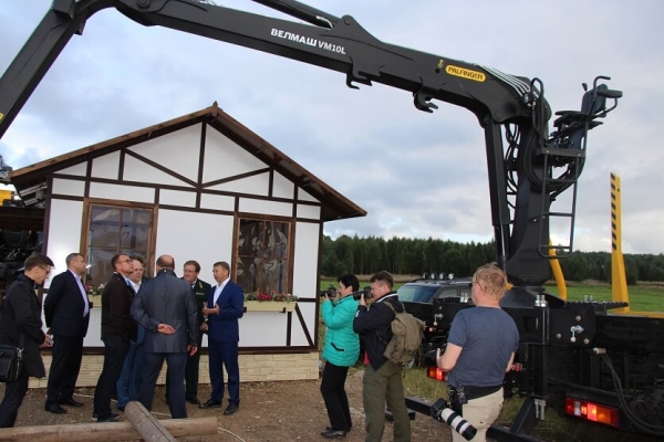 На «Лесорубе XXI века» новый кран ВЕЛМАШ VM10 был представлен губернатору Архангельской области